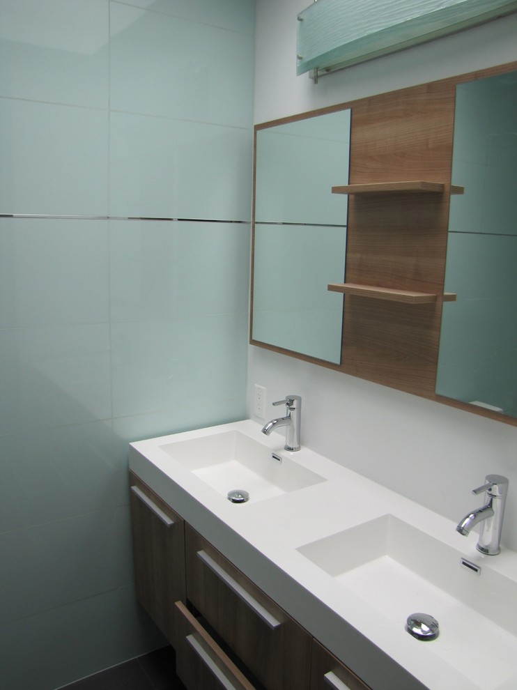 Inspiration pour une douche en alcôve principale minimaliste en bois foncé de taille moyenne avec un placard à porte plane, un mur bleu, un lavabo encastré et un plan de toilette en quartz modifié.