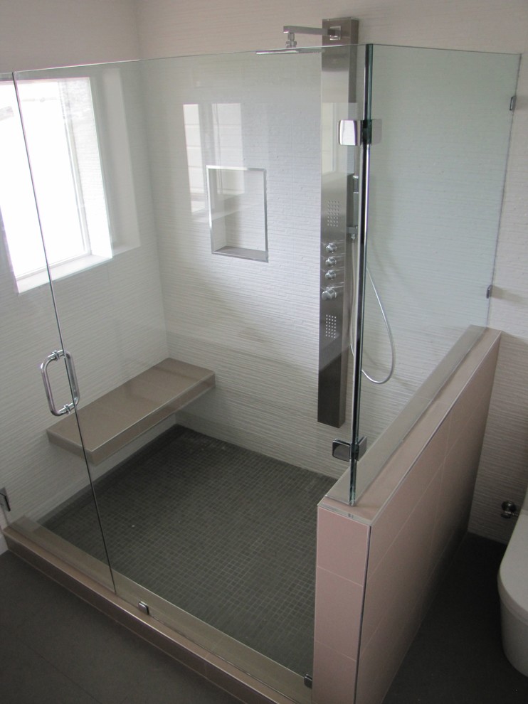Exempel på ett mellanstort modernt en-suite badrum, med släta luckor, skåp i mörkt trä, blå väggar, ett undermonterad handfat, bänkskiva i kvarts, en hörndusch och dusch med gångjärnsdörr