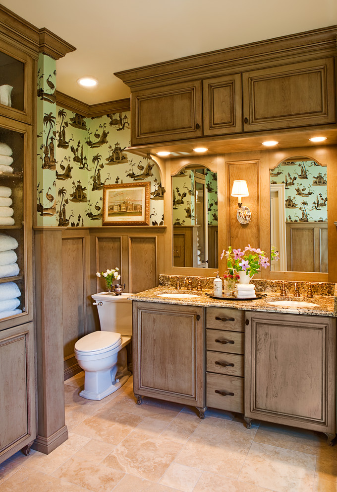 セントルイスにあるトラディショナルスタイルのおしゃれな浴室 (アンダーカウンター洗面器、レイズドパネル扉のキャビネット、中間色木目調キャビネット、マルチカラーの壁) の写真