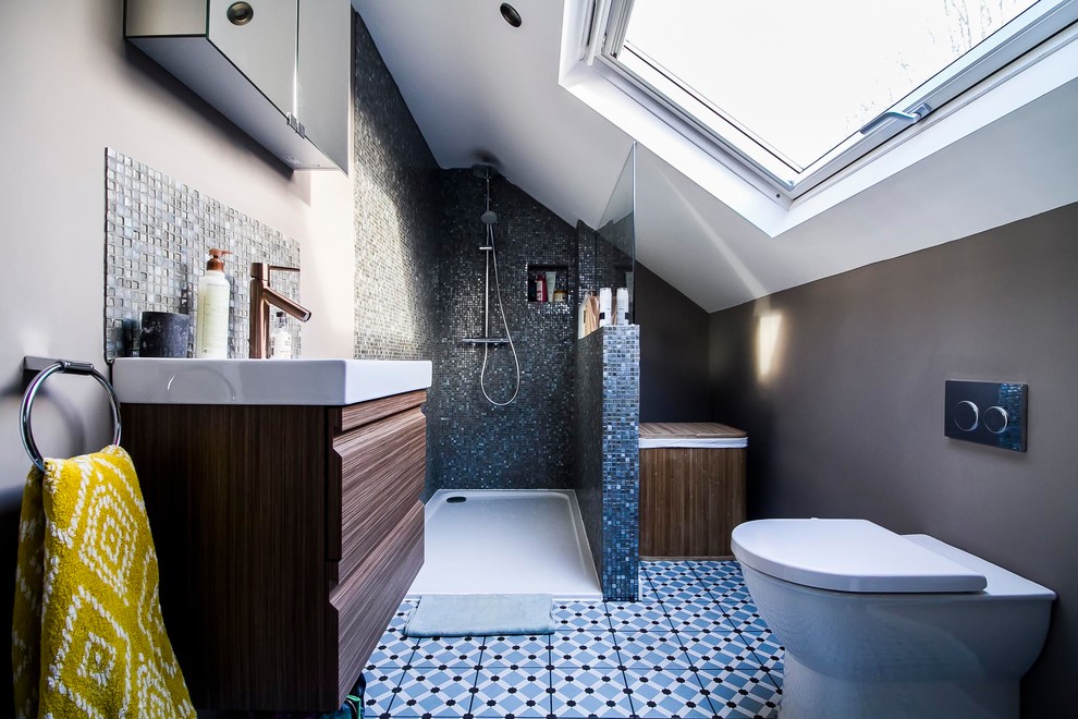 На фото: большая главная ванная комната в стиле фьюжн с плоскими фасадами, коричневыми фасадами, открытым душем, унитазом-моноблоком, серой плиткой, плиткой мозаикой, серыми стенами, полом из керамогранита, накладной раковиной, синим полом и открытым душем с