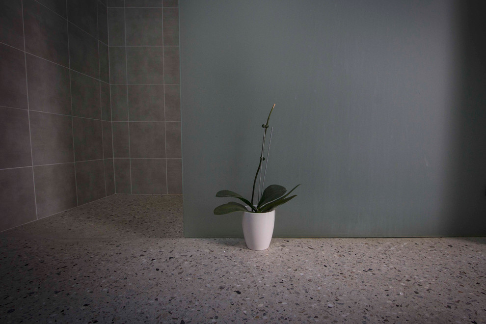Стильный дизайн: ванная комната среднего размера в стиле неоклассика (современная классика) с душем в нише, зеленой плиткой, керамической плиткой и бетонным полом - последний тренд