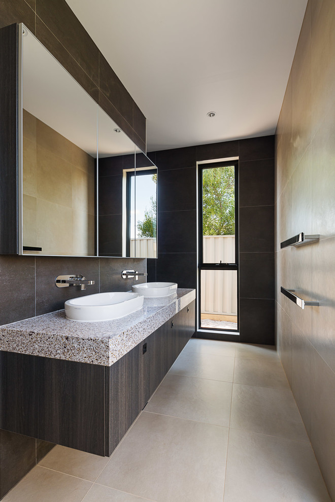 Foto på ett mellanstort funkis badrum med dusch, med släta luckor, skåp i mellenmörkt trä, brun kakel, bruna väggar, klinkergolv i keramik, ett undermonterad handfat, marmorbänkskiva och beiget golv