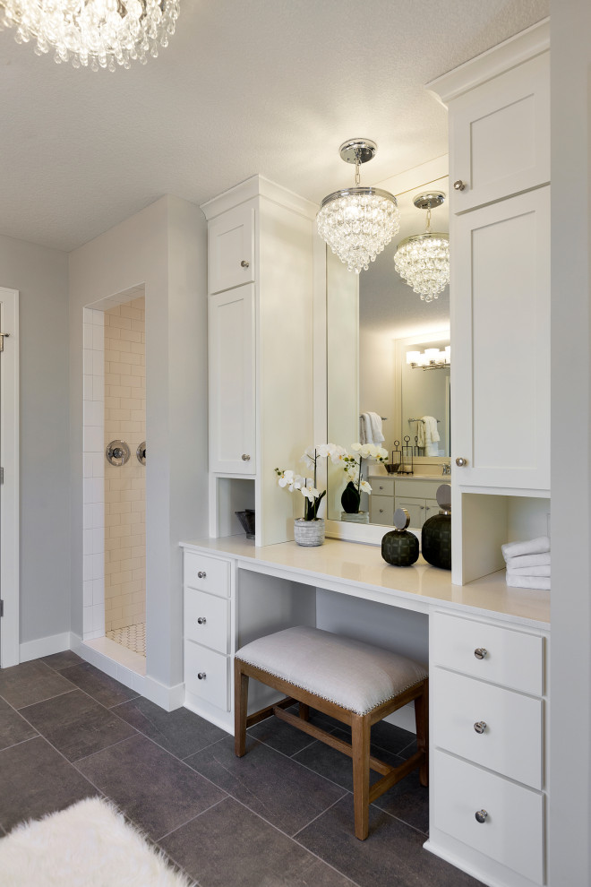 Inredning av ett klassiskt stort vit vitt en-suite badrum, med skåp i shakerstil, vita skåp, ett fristående badkar, våtrum, vit kakel, tunnelbanekakel, grå väggar, skiffergolv, ett undermonterad handfat, bänkskiva i kvartsit, grått golv och med dusch som är öppen