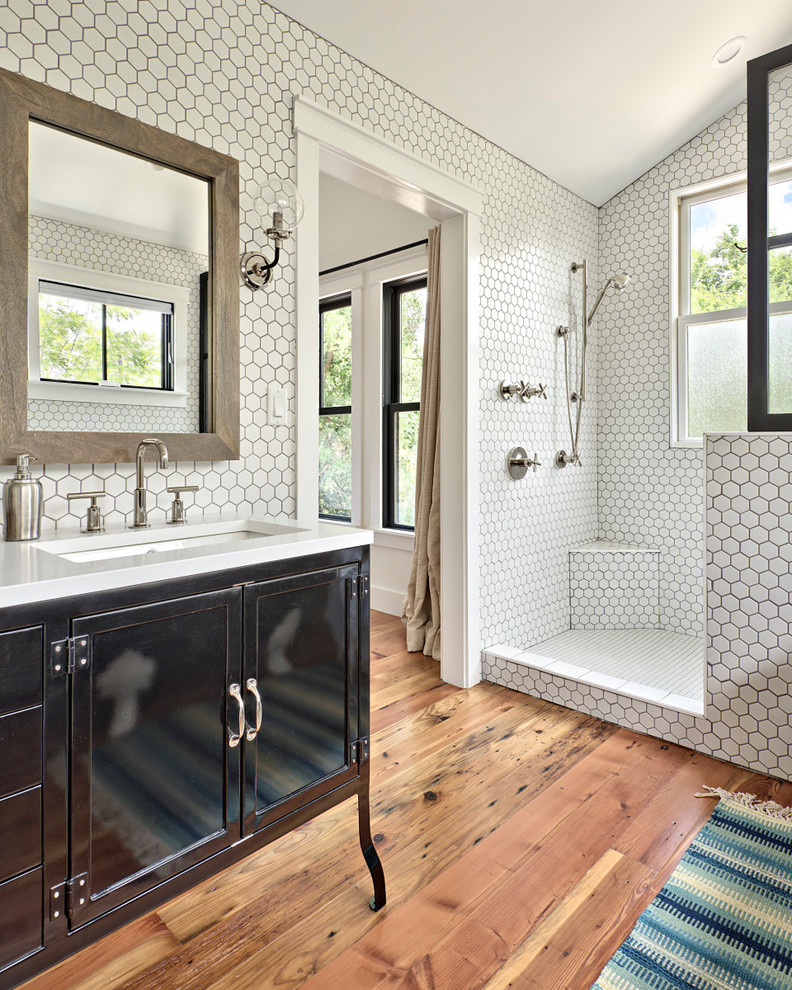 Bild på ett lantligt badrum med dusch, med svarta skåp, vit kakel, vita väggar, ljust trägolv, ett undermonterad handfat, beiget golv och skåp i shakerstil