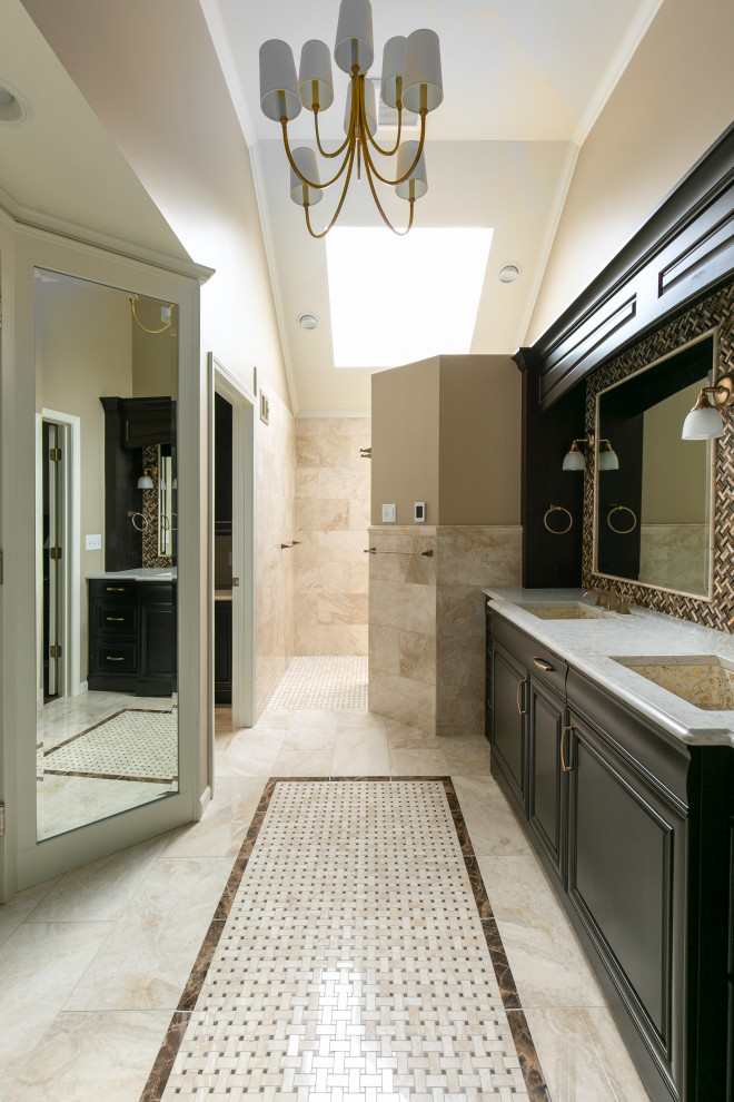 Klassisk inredning av ett mellanstort vit vitt en-suite badrum, med luckor med upphöjd panel, bruna skåp, en öppen dusch, beige kakel, marmorkakel, beige väggar, marmorgolv, ett undermonterad handfat, bänkskiva i kvarts och med dusch som är öppen