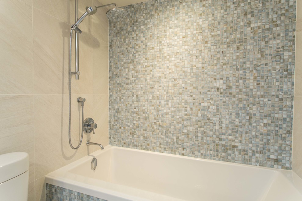 Esempio di una stanza da bagno con doccia design di medie dimensioni con lavabo a colonna, consolle stile comò, ante in legno scuro, top in cemento, vasca da incasso, doccia alcova, piastrelle blu e piastrelle a mosaico