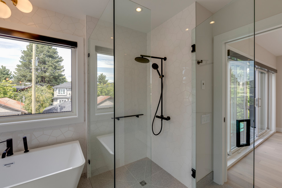Пример оригинального дизайна: главная ванная комната среднего размера в современном стиле с плоскими фасадами, белыми фасадами, отдельно стоящей ванной, угловым душем, инсталляцией, белой плиткой, керамогранитной плиткой, серыми стенами, полом из керамогранита, накладной раковиной, столешницей из кварцита, бежевым полом, душем с распашными дверями и белой столешницей