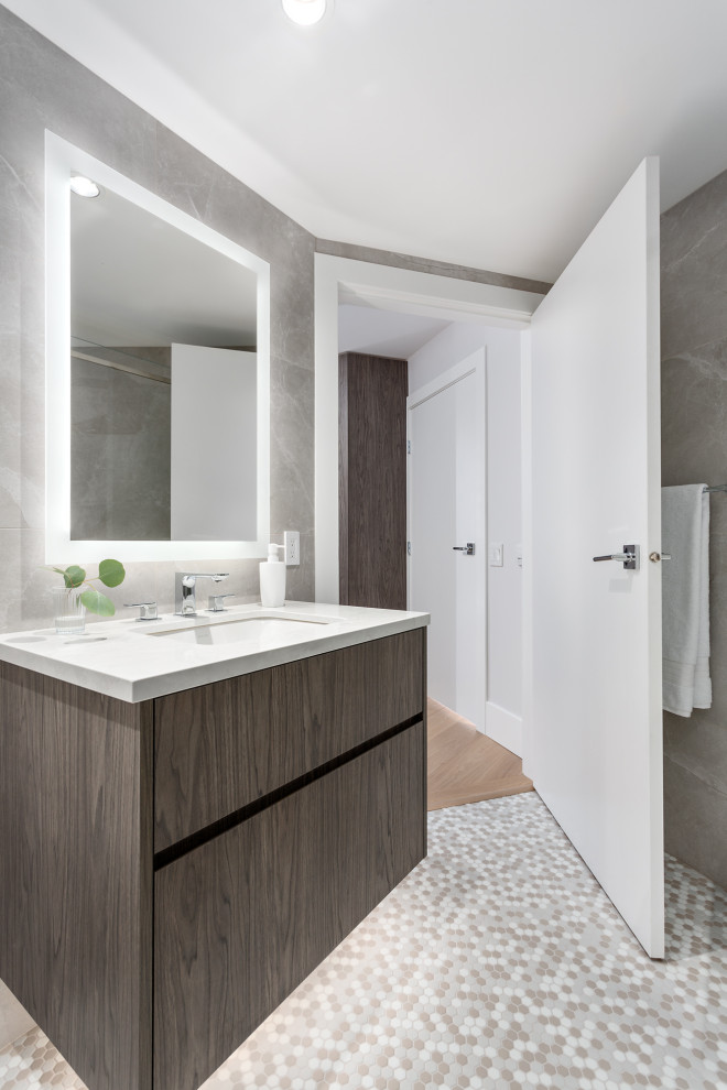 Esempio di una stanza da bagno minimal con ante marroni, lavabo da incasso, pavimento multicolore, top bianco e mobile bagno sospeso