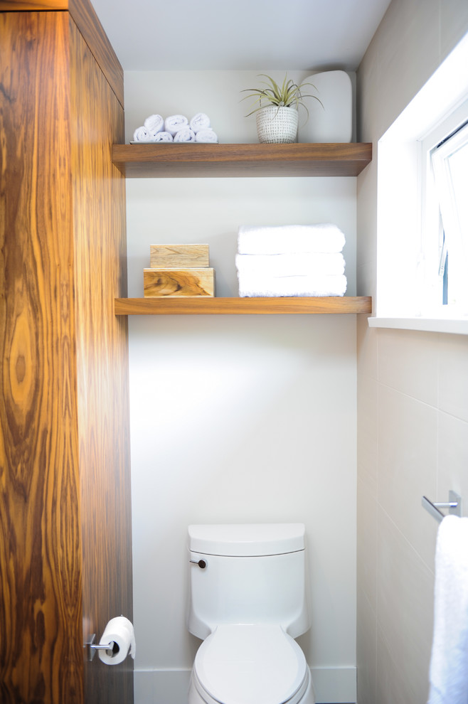 Exemple d'une salle de bain principale moderne en bois brun de taille moyenne avec un lavabo encastré, un placard à porte plane, un plan de toilette en quartz modifié, une baignoire posée, une douche ouverte, WC à poser, un carrelage gris, des carreaux de céramique, un mur gris et un sol en carrelage de céramique.