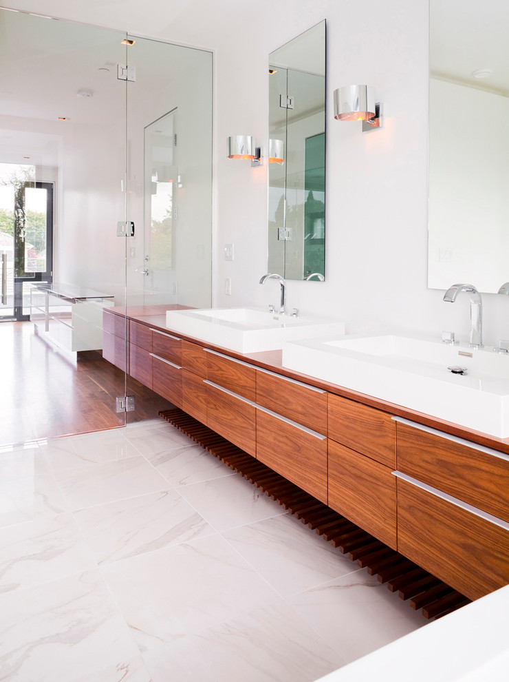 На фото: главная ванная комната среднего размера в современном стиле с настольной раковиной, плоскими фасадами, фасадами цвета дерева среднего тона, столешницей из дерева, белыми стенами и полом из керамической плитки с