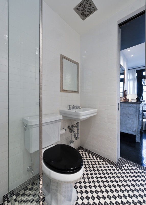 Bild på ett mellanstort vintage badrum med dusch, med en dusch i en alkov, en toalettstol med separat cisternkåpa, vit kakel, tunnelbanekakel, vita väggar, klinkergolv i porslin och ett väggmonterat handfat