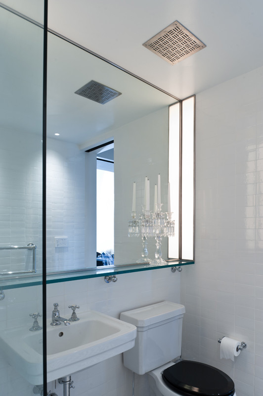 Klassisk inredning av ett mellanstort badrum med dusch, med ett badkar i en alkov, en dusch/badkar-kombination, en toalettstol med separat cisternkåpa, vit kakel, tunnelbanekakel, vita väggar, klinkergolv i porslin och ett väggmonterat handfat