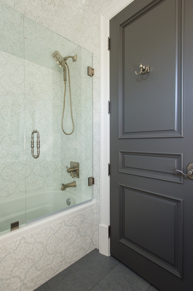 Idéer för ett mellanstort klassiskt badrum med dusch, med ett undermonterad handfat, luckor med upphöjd panel, vita skåp, bänkskiva i kvarts, ett badkar i en alkov, en toalettstol med hel cisternkåpa, vit kakel, mosaik, vita väggar och skiffergolv