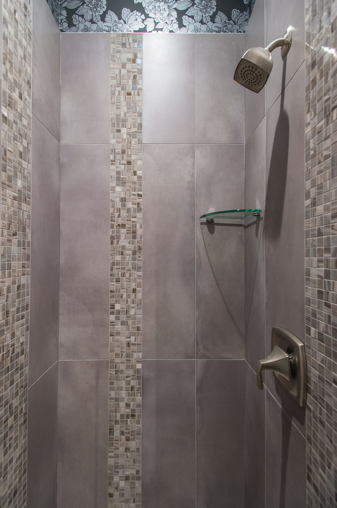 Exempel på ett mellanstort klassiskt badrum med dusch, med ett fristående handfat, möbel-liknande, svarta skåp, träbänkskiva, en dusch i en alkov, en toalettstol med hel cisternkåpa, grå kakel, stenhäll, flerfärgade väggar och skiffergolv