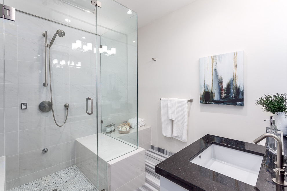 Exemple d'une salle d'eau tendance de taille moyenne avec des portes de placard blanches, un mur blanc, un lavabo encastré, un carrelage blanc, un plan de toilette en granite, une douche à l'italienne, mosaïque et un sol en linoléum.