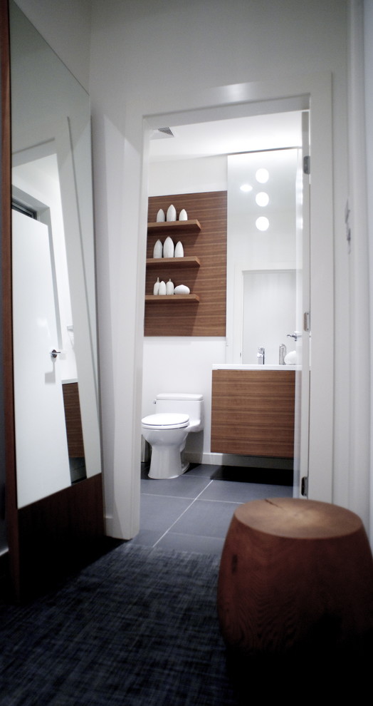 Modernes Badezimmer mit dunklen Holzschränken in Vancouver
