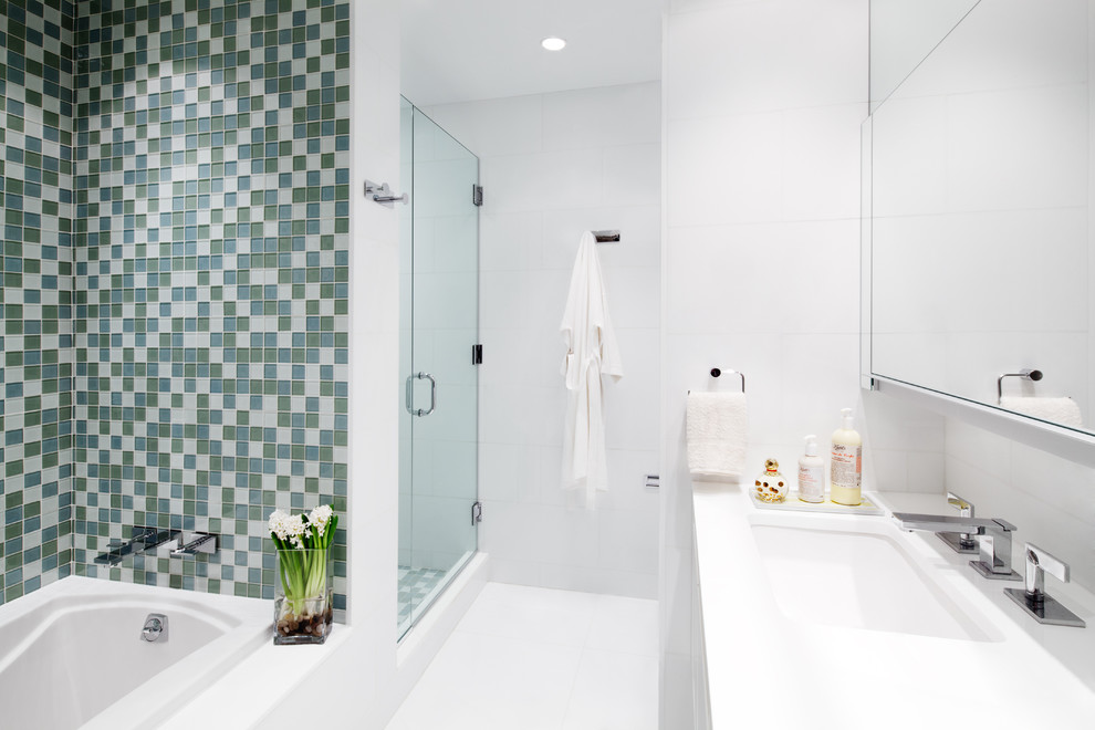 Пример оригинального дизайна: большая главная ванная комната в современном стиле с врезной раковиной, плоскими фасадами, белыми фасадами, накладной ванной, душем в нише, унитазом-моноблоком, белой плиткой, стеклянной плиткой и белыми стенами
