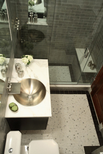 Идея дизайна: маленькая главная ванная комната в стиле неоклассика (современная классика) с плоскими фасадами, черными фасадами, душевой комнатой, серой плиткой, металлической плиткой, настольной раковиной, мраморной столешницей и душем с распашными дверями для на участке и в саду