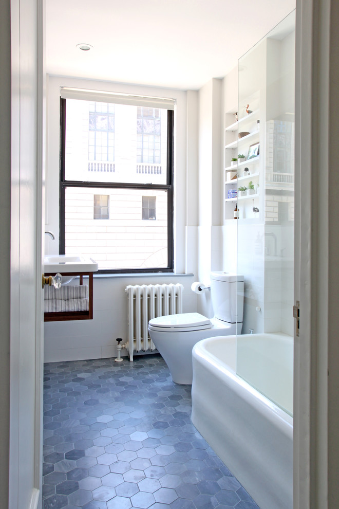 Ejemplo de cuarto de baño vintage pequeño con combinación de ducha y bañera, sanitario de dos piezas, baldosas y/o azulejos grises, baldosas y/o azulejos de piedra, paredes blancas, suelo de mármol y lavabo suspendido