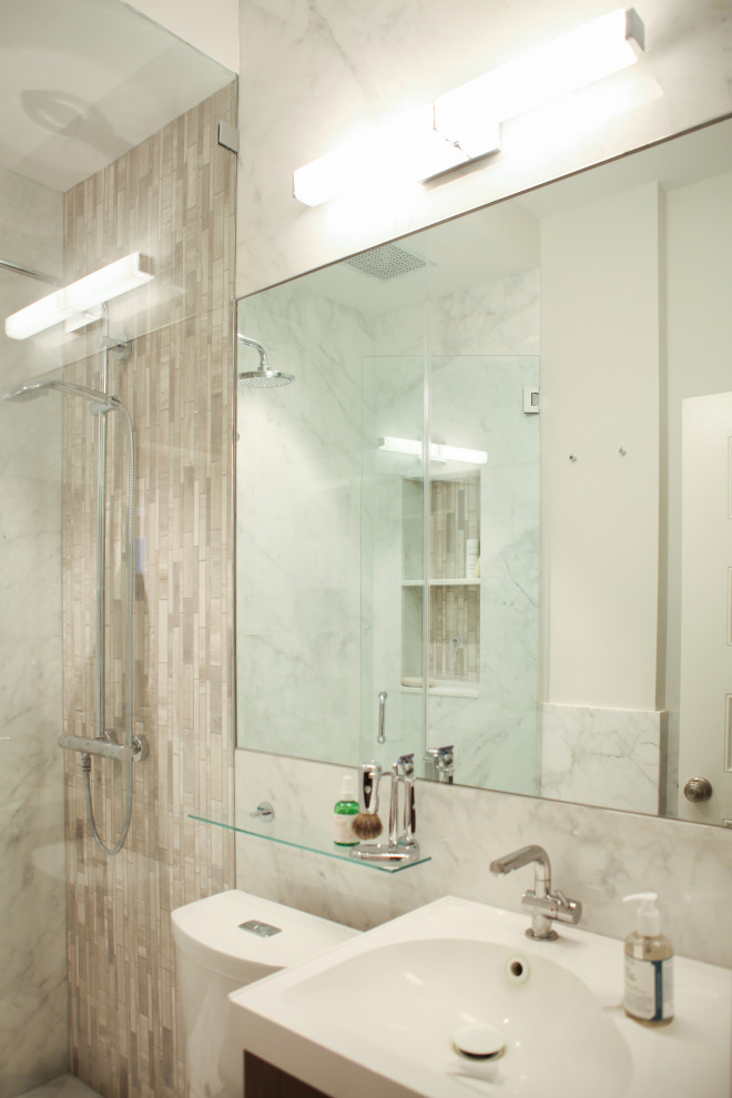 Источник вдохновения для домашнего уюта: маленькая ванная комната в стиле неоклассика (современная классика) с фасадами в стиле шейкер, темными деревянными фасадами, душем в нише, унитазом-моноблоком, белой плиткой, мраморной плиткой, белыми стенами, мраморным полом, подвесной раковиной, столешницей из искусственного камня, белым полом, душем с распашными дверями, белой столешницей, нишей, тумбой под одну раковину и подвесной тумбой для на участке и в саду