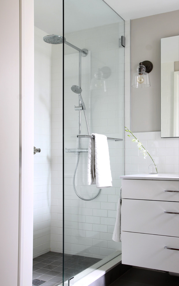 Источник вдохновения для домашнего уюта: ванная комната в стиле модернизм с белыми фасадами, открытым душем, унитазом-моноблоком, белой плиткой, керамической плиткой, белыми стенами, полом из керамогранита, врезной раковиной и столешницей из искусственного кварца