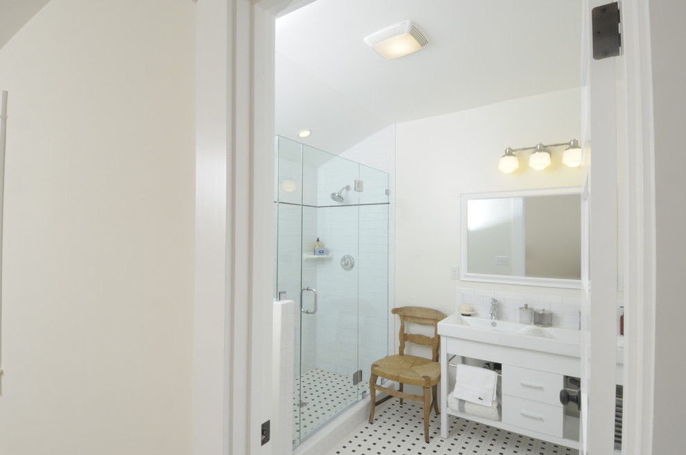 Cette image montre une grande salle de bain principale craftsman avec un placard sans porte, des portes de placard blanches, un carrelage blanc, un carrelage métro, une douche d'angle, WC séparés, un lavabo intégré, un mur blanc et un sol en carrelage de céramique.