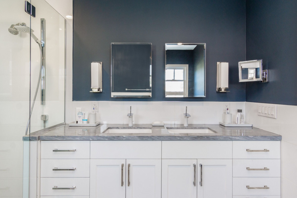Стильный дизайн: главная ванная комната среднего размера в современном стиле с фасадами в стиле шейкер, белыми фасадами, отдельно стоящей ванной, душем без бортиков, белой плиткой, керамогранитной плиткой, синими стенами, полом из мозаичной плитки, врезной раковиной, мраморной столешницей, разноцветным полом, душем с распашными дверями и синей столешницей - последний тренд