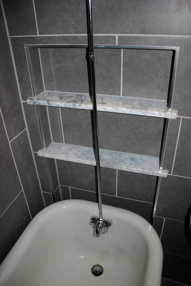 Bild på ett mellanstort vintage badrum med dusch, med ett badkar med tassar, en dusch/badkar-kombination, en toalettstol med separat cisternkåpa, grå kakel, keramikplattor, grå väggar, klinkergolv i keramik och ett piedestal handfat