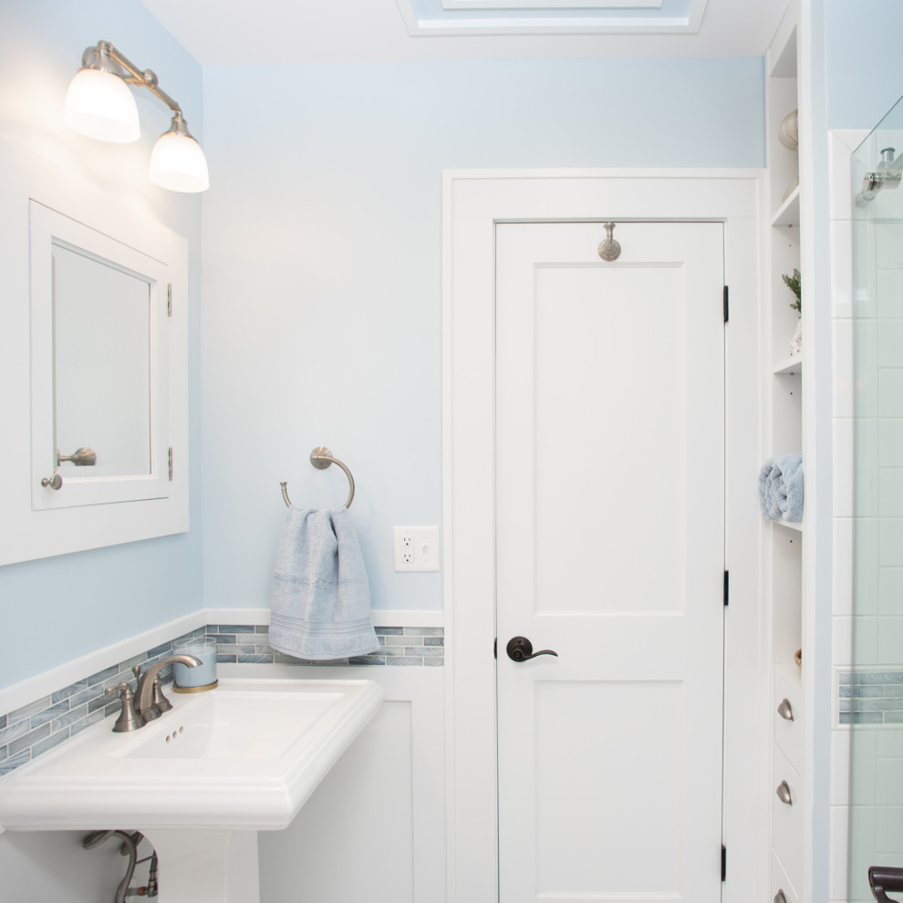 他の地域にある高級な小さなトラディショナルスタイルのおしゃれなマスターバスルーム (白いキャビネット、オープン型シャワー、分離型トイレ、青いタイル、ガラスタイル、青い壁、セラミックタイルの床、ペデスタルシンク、マルチカラーの床、引戸のシャワー、ニッチ、洗面台1つ、独立型洗面台、羽目板の壁) の写真