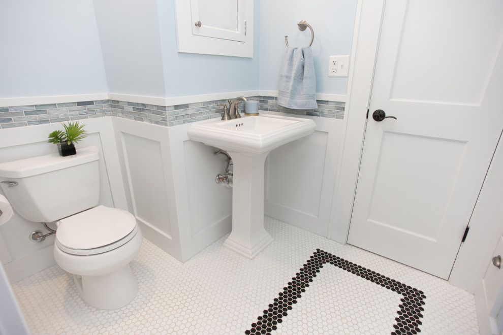 他の地域にある高級な小さなトラディショナルスタイルのおしゃれなマスターバスルーム (白いキャビネット、オープン型シャワー、分離型トイレ、青いタイル、ガラスタイル、青い壁、セラミックタイルの床、ペデスタルシンク、マルチカラーの床、引戸のシャワー、ニッチ、洗面台1つ、独立型洗面台、羽目板の壁) の写真