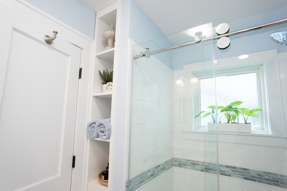 Свежая идея для дизайна: маленькая главная ванная комната в стиле кантри с белыми фасадами, открытым душем, раздельным унитазом, синей плиткой, стеклянной плиткой, синими стенами, полом из керамической плитки, раковиной с пьедесталом, разноцветным полом, душем с раздвижными дверями, нишей, тумбой под одну раковину, напольной тумбой и панелями на стенах для на участке и в саду - отличное фото интерьера