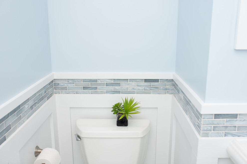 Inredning av ett amerikanskt litet en-suite badrum, med vita skåp, en öppen dusch, en toalettstol med separat cisternkåpa, blå kakel, glaskakel, blå väggar, klinkergolv i keramik, ett piedestal handfat, flerfärgat golv och dusch med skjutdörr