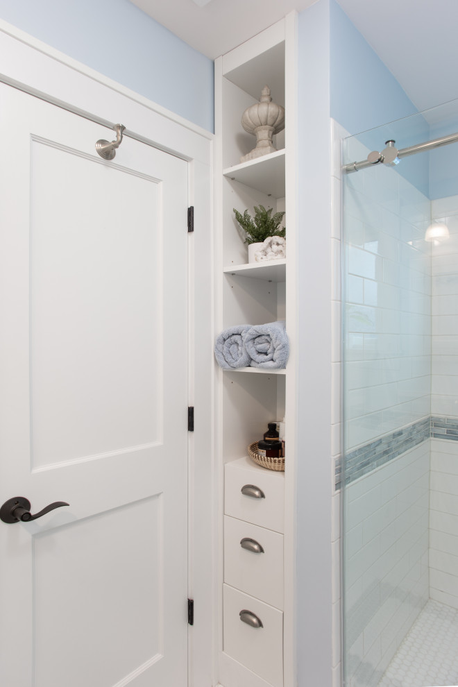 Источник вдохновения для домашнего уюта: маленькая главная ванная комната в стиле кантри с белыми фасадами, открытым душем, раздельным унитазом, синей плиткой, стеклянной плиткой, синими стенами, полом из керамической плитки, раковиной с пьедесталом, разноцветным полом, душем с раздвижными дверями, нишей, тумбой под одну раковину, напольной тумбой и панелями на стенах для на участке и в саду