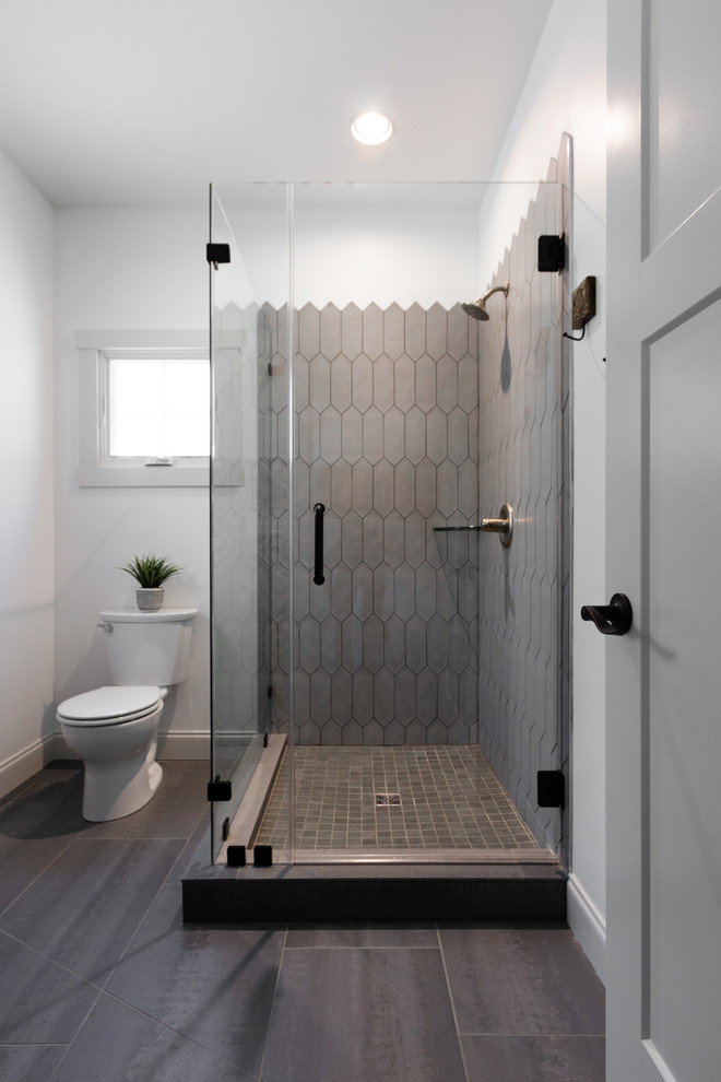 Exempel på ett stort eklektiskt badrum, med en hörndusch, en toalettstol med separat cisternkåpa, flerfärgad kakel, keramikplattor, vita väggar, klinkergolv i keramik, ett fristående handfat, grått golv och dusch med gångjärnsdörr