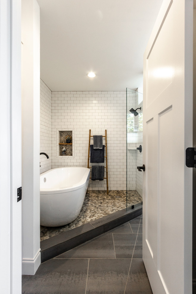 Idéer för att renovera ett stort eklektiskt en-suite badrum, med ett fristående badkar, en dusch/badkar-kombination, en toalettstol med hel cisternkåpa, vit kakel, keramikplattor, vita väggar, klinkergolv i keramik, ett väggmonterat handfat och grått golv