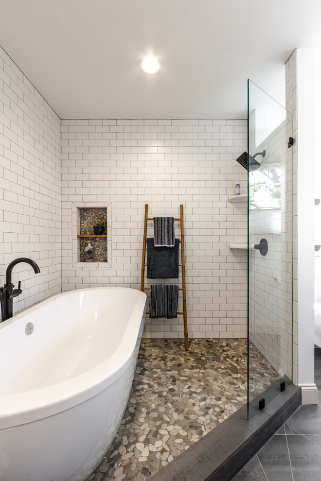 Idées déco pour une grande salle de bain principale éclectique avec une baignoire indépendante, un combiné douche/baignoire, WC à poser, un carrelage blanc, des carreaux de céramique, un mur blanc, un sol en carrelage de céramique, un lavabo suspendu et un sol gris.
