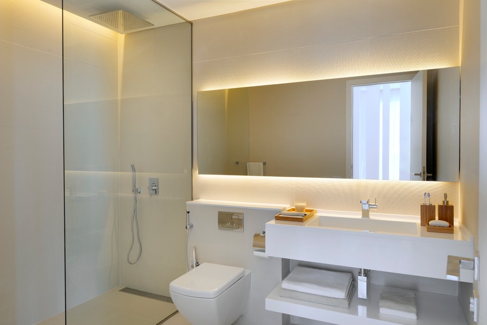 Пример оригинального дизайна: ванная комната в современном стиле с настольной раковиной, инсталляцией и зеркалом с подсветкой