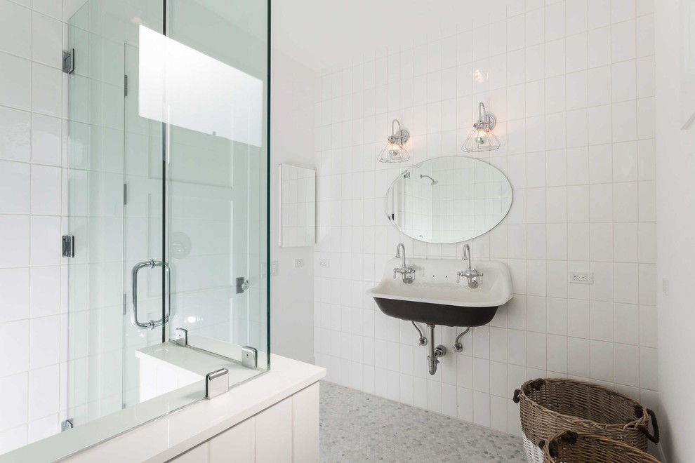 Ispirazione per una stanza da bagno per bambini stile marinaro con pareti bianche, lavabo da incasso, piastrelle bianche e doccia ad angolo