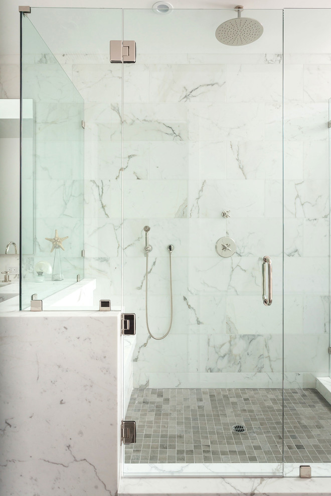 Imagen de cuarto de baño principal costero con baldosas y/o azulejos blancos, ducha empotrada y paredes blancas