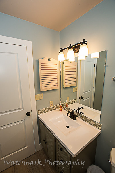 Стильный дизайн: маленькая ванная комната в морском стиле с монолитной раковиной, серыми фасадами и синими стенами для на участке и в саду - последний тренд