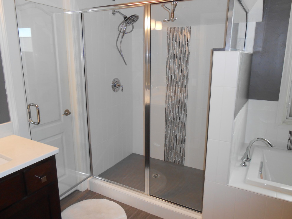 Modelo de cuarto de baño principal actual de tamaño medio con ducha empotrada, baldosas y/o azulejos blancos, baldosas y/o azulejos de cerámica y suelo de baldosas de cerámica