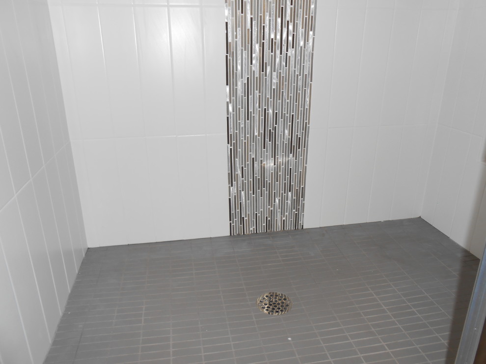Idéer för ett mellanstort modernt en-suite badrum, med en dusch i en alkov, vit kakel, keramikplattor och klinkergolv i keramik