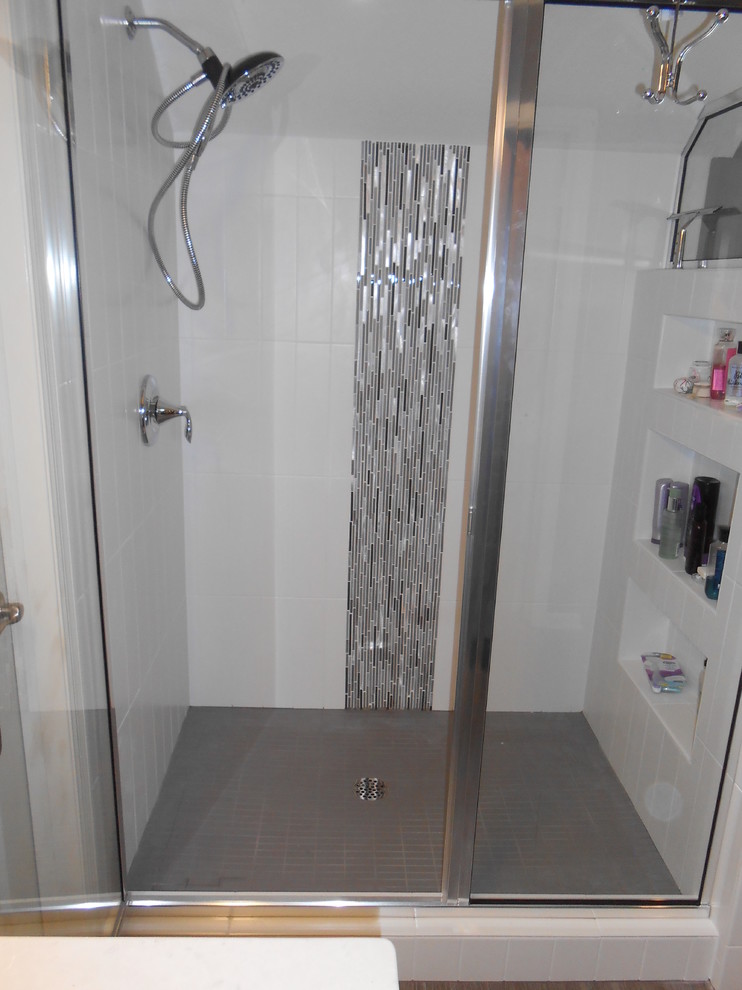 Foto di una stanza da bagno padronale contemporanea di medie dimensioni con doccia alcova, piastrelle bianche, piastrelle in ceramica e pavimento con piastrelle in ceramica