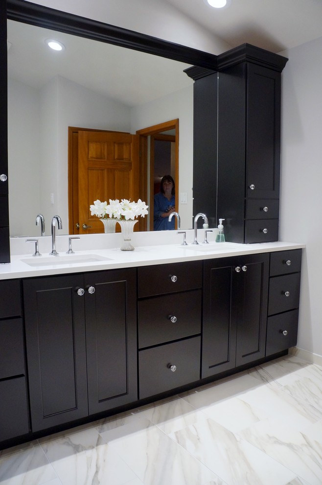 Exempel på ett mellanstort klassiskt en-suite badrum, med skåp i shakerstil, svarta skåp, ett badkar i en alkov, en öppen dusch, en toalettstol med hel cisternkåpa, flerfärgad kakel, porslinskakel, grå väggar, klinkergolv i porslin, ett undermonterad handfat och bänkskiva i kvarts