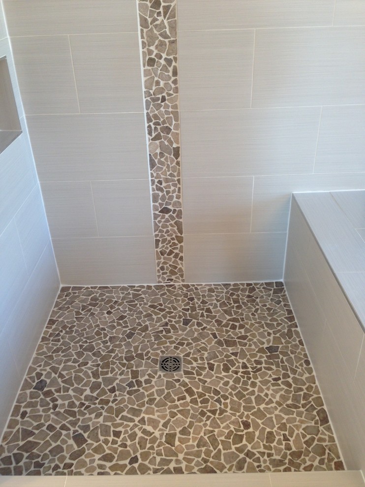Exemple d'une douche en alcôve chic de taille moyenne avec un carrelage beige, un carrelage marron, des dalles de pierre, un sol en carrelage de porcelaine, un mur gris et un sol gris.