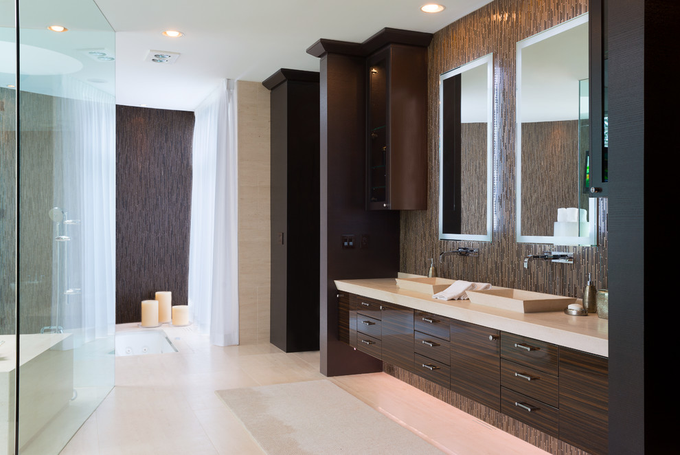 Свежая идея для дизайна: главная ванная комната в современном стиле с настольной раковиной, полновстраиваемой ванной, душем без бортиков, плиткой из листового камня и полом из известняка - отличное фото интерьера