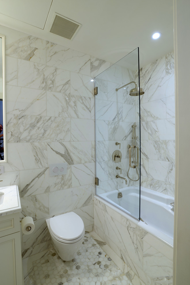 Kleines Klassisches Duschbad mit Kassettenfronten, weißen Schränken, Einbaubadewanne, Duschnische, Wandtoilette, farbigen Fliesen und bunten Wänden in New York