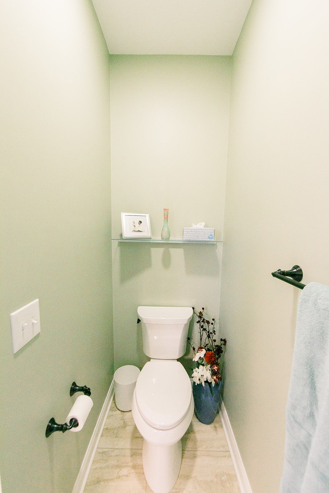 На фото: туалет среднего размера с коричневыми фасадами, раздельным унитазом, зеленой плиткой, керамической плиткой, зелеными стенами, полом из керамической плитки, врезной раковиной, столешницей из искусственного кварца, бежевым полом и разноцветной столешницей с