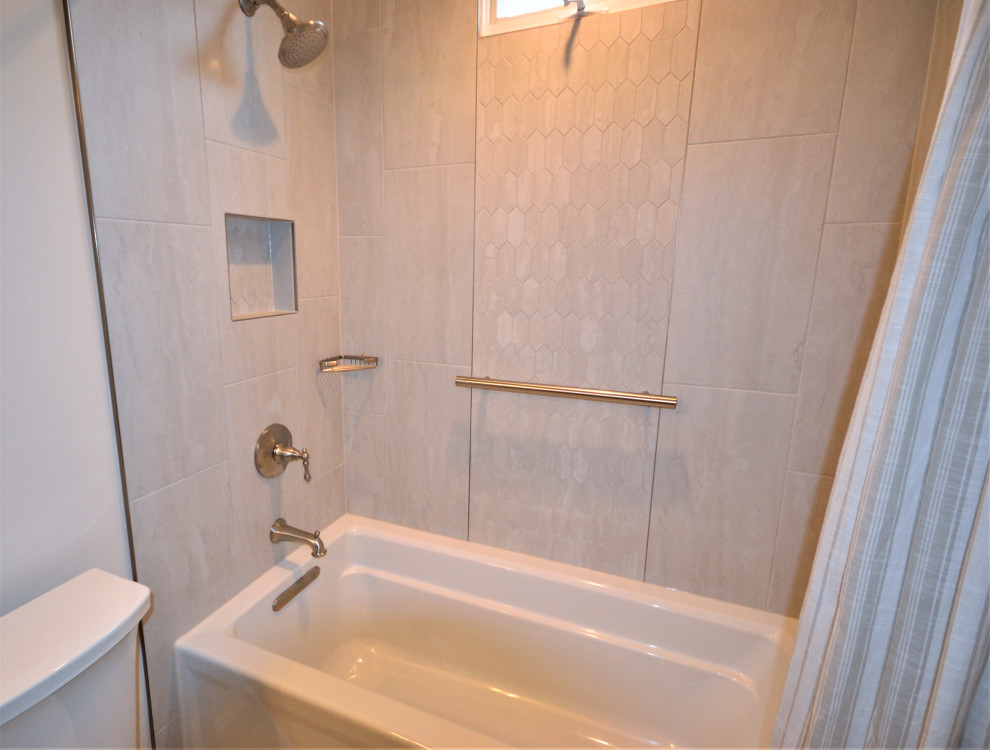 Exempel på ett stort klassiskt flerfärgad flerfärgat en-suite badrum, med luckor med upphöjd panel, skåp i mörkt trä, ett badkar i en alkov, en toalettstol med hel cisternkåpa, beige kakel, keramikplattor, beige väggar, klinkergolv i keramik, ett integrerad handfat, granitbänkskiva, beiget golv, dusch med duschdraperi och en dusch/badkar-kombination