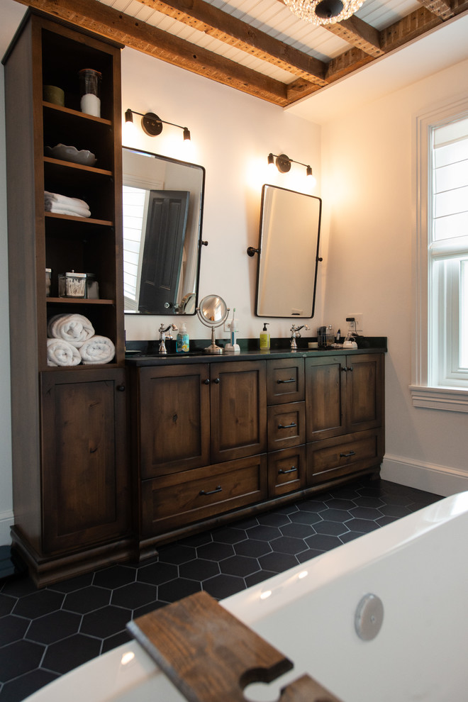 Источник вдохновения для домашнего уюта: ванная комната в стиле фьюжн с отдельно стоящей ванной, белыми стенами, столешницей из талькохлорита и черной столешницей